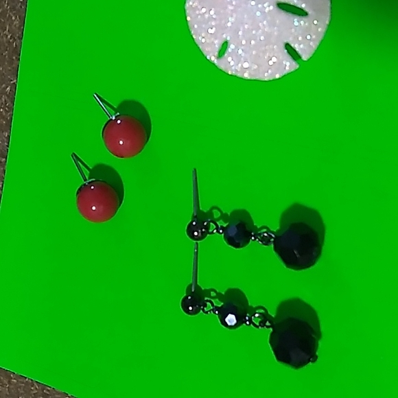 18 Pairs Vintage Earrings - Picture 5 of 9